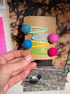 NWOT Girls Pom Pom hair clip set of 4 multi color